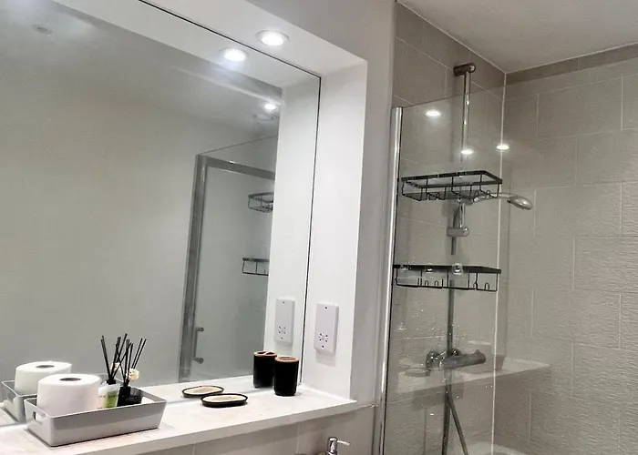 Elegant Trafford 2-bedroom Flat