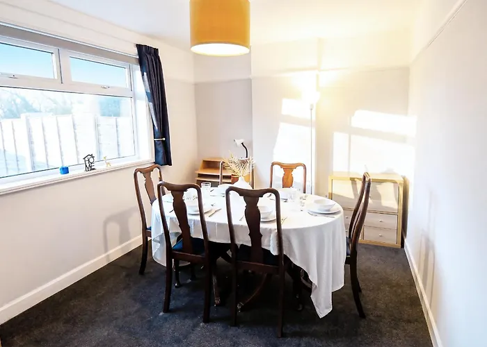 Apartament Renovated 3 Bed Near Airport And City, Free Parking *