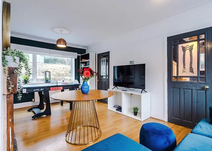 Stylish Home, Sleeps 7, Pool Table, Free Parking, Free Wi-fi, Full Kitchen, Perfect For Groups Apartment *