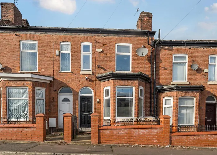 Six Bedroom Group Near Mediacityuk With Garden And Lockbox Check In * Manchester