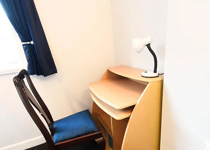 Renovated 3 Bed Near Airport And City, Free Parking Apartament