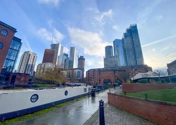 2 Bed Flat Centre - Sleeps 8 - Free Parking - Contractors & Long Offer - Wi-fi & Netflix - Workspace & Coffee 公寓