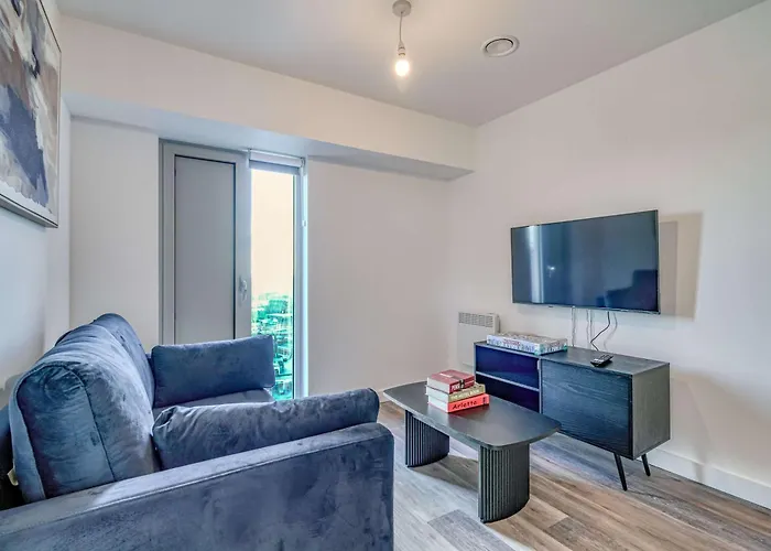 City View - 1 Minute To Transport Links - Sleeps 3