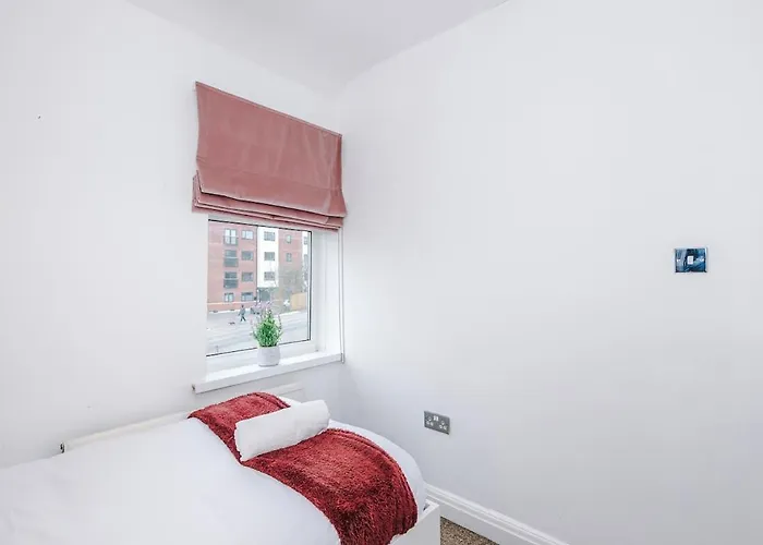 Stylish Home, Sleeps 7, Pool Table, Free Parking, Free Wi-fi, Full Kitchen, Perfect For Groups *