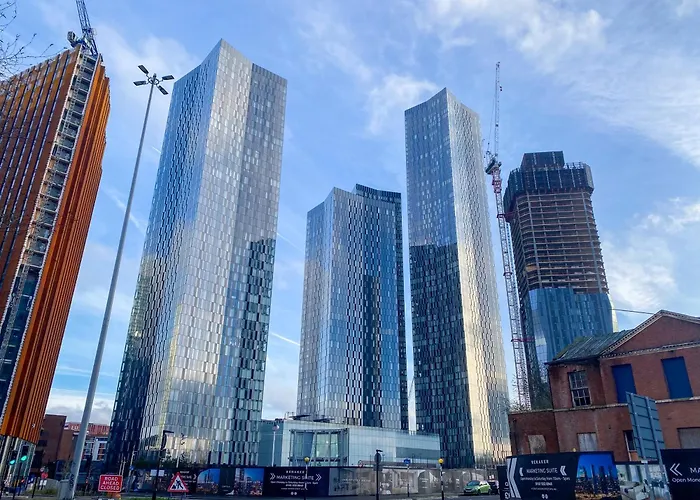 Apartment - Stylish Apartment, Old Trafford, Centre, Etihad, Prime Location, Mediacity, Coop Live, Ao Arena, Salford Quays, Sleeps 8, Free Parking