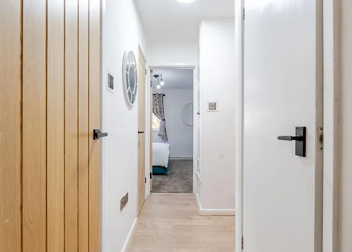 Lejlighed Stylish Urban Escape With Free Parking In