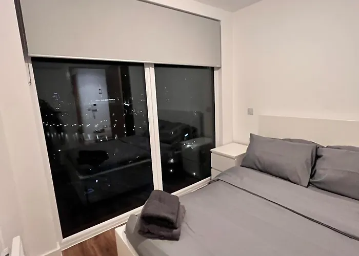 Апартаменты Elegant Trafford 2-bedroom Flat