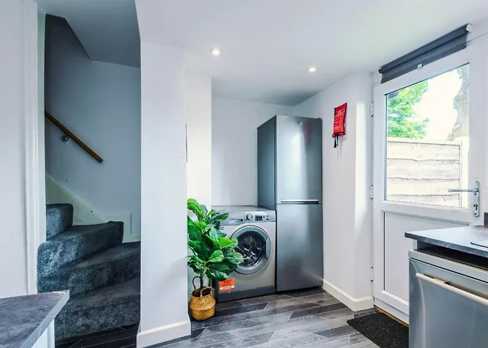 2bdr Droylsden House In With Wparking