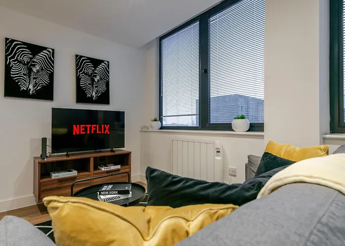 Modern 2-bed, 2-bath Near Old Trafford, Free Parking, Ideal For Contractors And Long Lejlighed