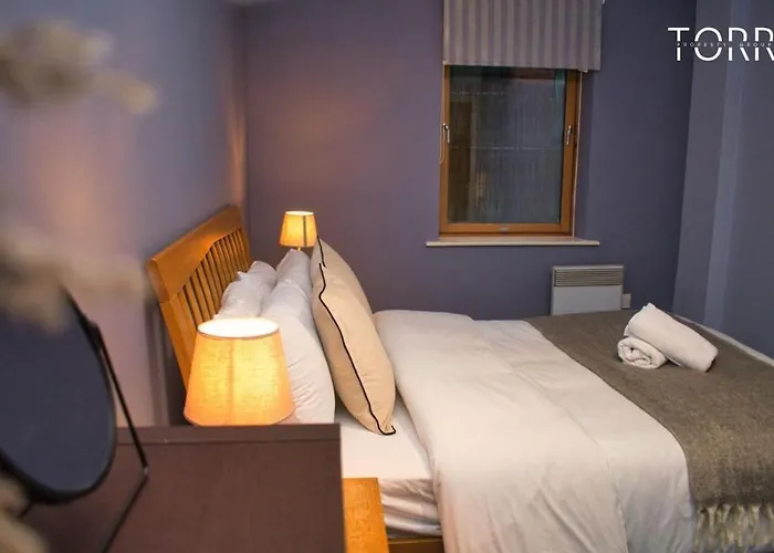 Spacious 2bdr By Torr Group Short Lets & Serviced With Free Underground Allocated Parking Daire Manchester