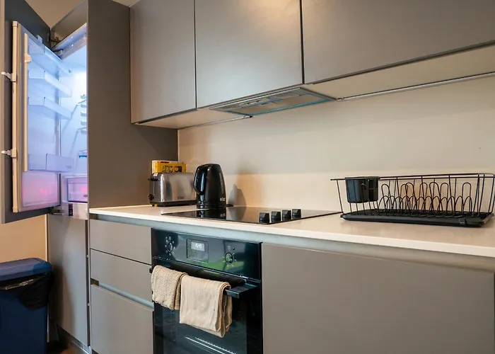 Equinox 5 Mins From Victoria Station