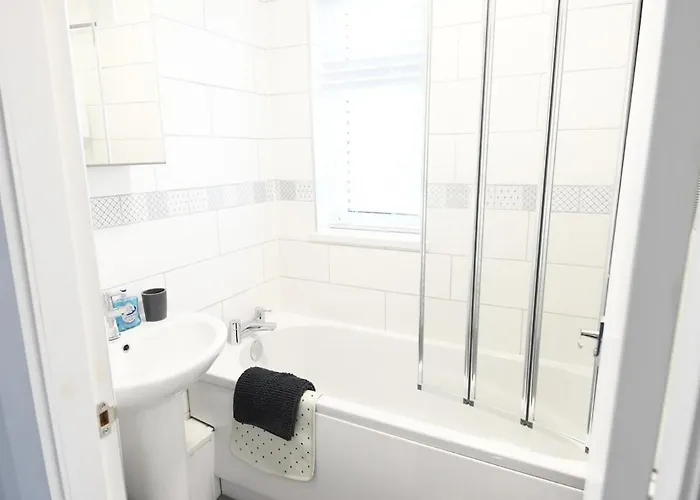 Renovated 3 Bed Near Airport And City, Free Parking *