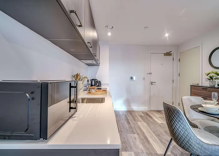 City View - 1 Minute To Transport Links - Sleeps 3 Manchester