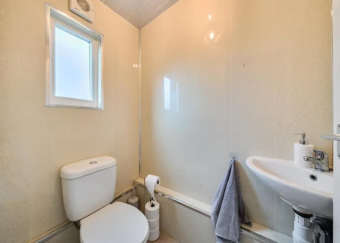 Six Bedroom Group Near Mediacityuk With Garden And Lockbox Check In Manchester