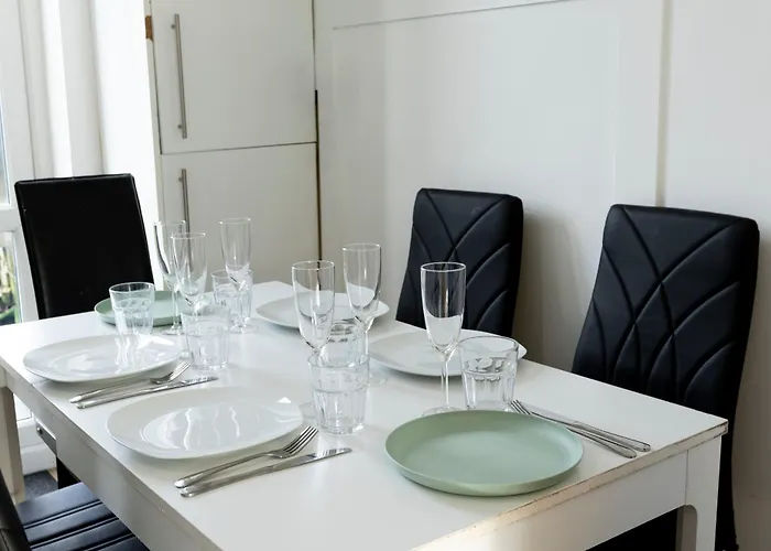 Free Parking, Large House For Contractors & Families, Sleeps 6, 15mins To Centre *