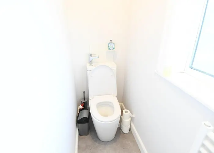 Apartament Renovated 3 Bed Near Airport And City, Free Parking *