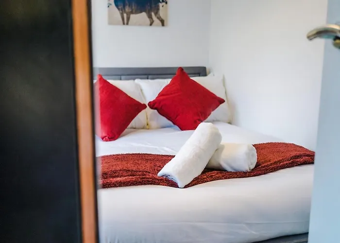 Stylish Home, Sleeps 7, Pool Table, Free Parking, Free Wi-fi, Full Kitchen, Perfect For Groups * Manchester