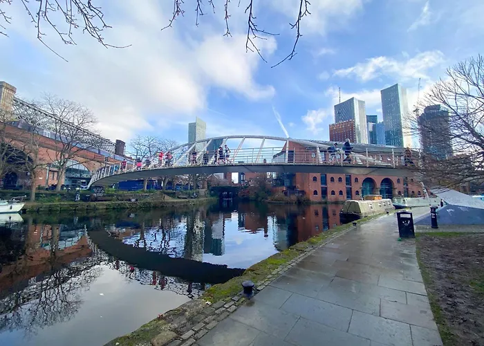 - Stylish Apartment, Prime Location, Centre, Mediacity, Etihad, Coop Live, Ao Arena, Salford Quays, Sleeps 8, Free Parking