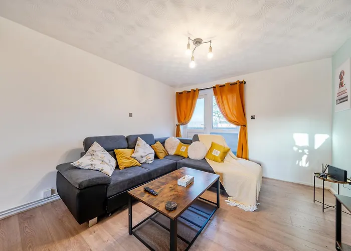 Stylish Urban Escape With Free Parking In Lejlighed