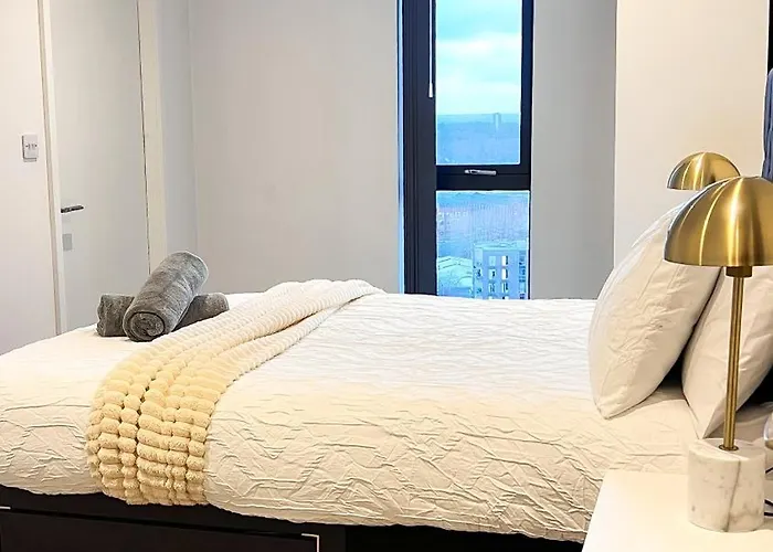 2bed 2bath Balcony Smart Tv 20mins To Airport Gym *