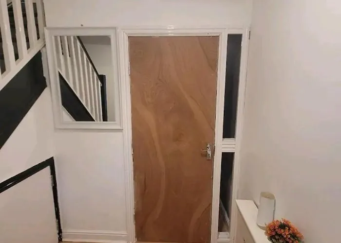 2-bed Sleeps 4 On-site Parking Manchester