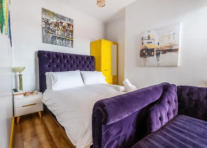 Апартаменты Vibrant 3 Bedroom Art Duplex Spacious & Unique *