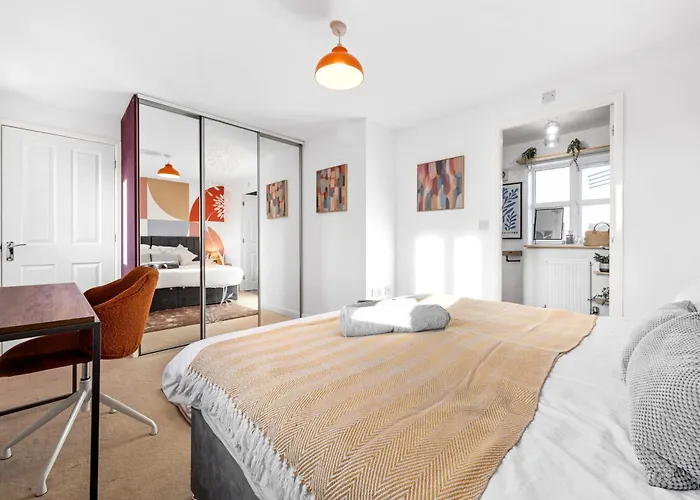 15 Mins To Centre! Sleeps 7, Free Parking, Wi-fi & Garden * Manchester