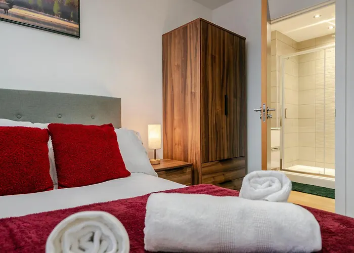 Modern 2-bed, 2-bath Near Old Trafford, Free Parking, Ideal For Contractors And Long Lejlighed Manchester