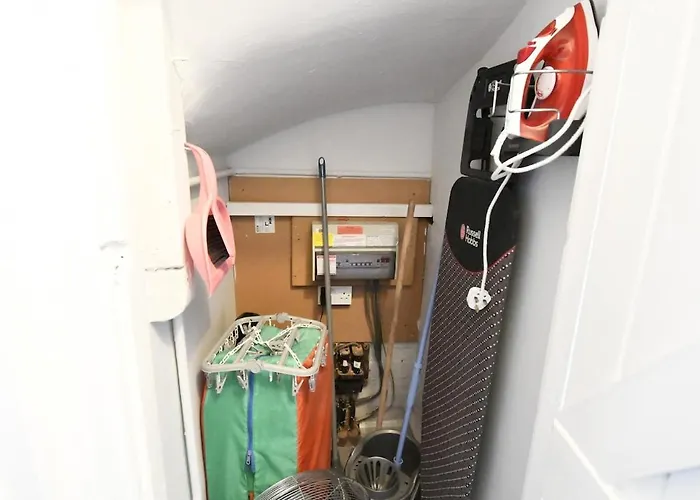 Renovated 3 Bed Near Airport And City, Free Parking * Manchester