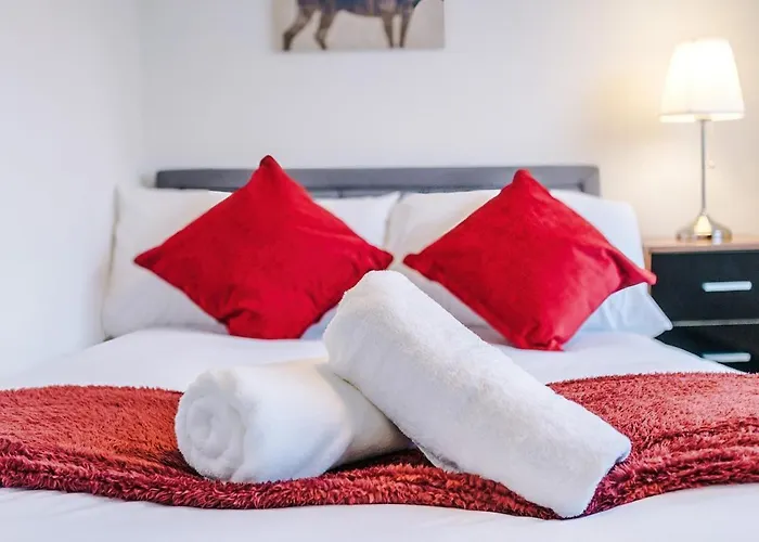 Stylish Home, Sleeps 7, Pool Table, Free Parking, Free Wi-fi, Full Kitchen, Perfect For Groups Manchester