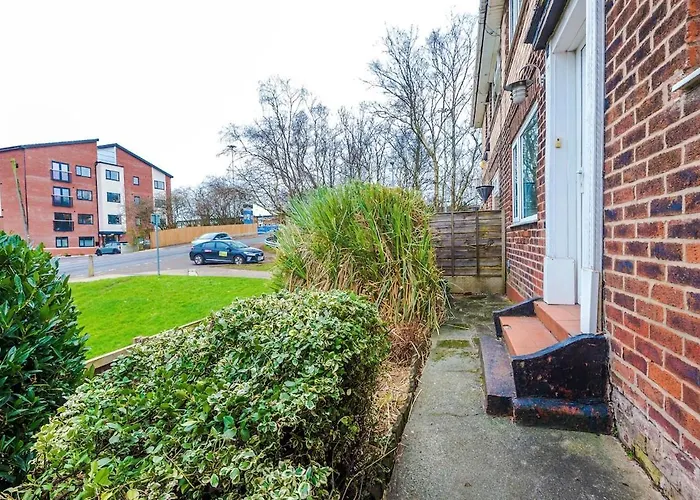 Stylish Home, Sleeps 7, Pool Table, Free Parking, Free Wi-fi, Full Kitchen, Perfect For Groups Apartment *