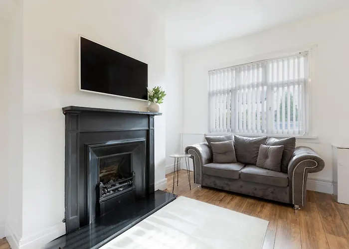 Free Parking, Large House For Contractors & Families, Sleeps 6, 15mins To Centre