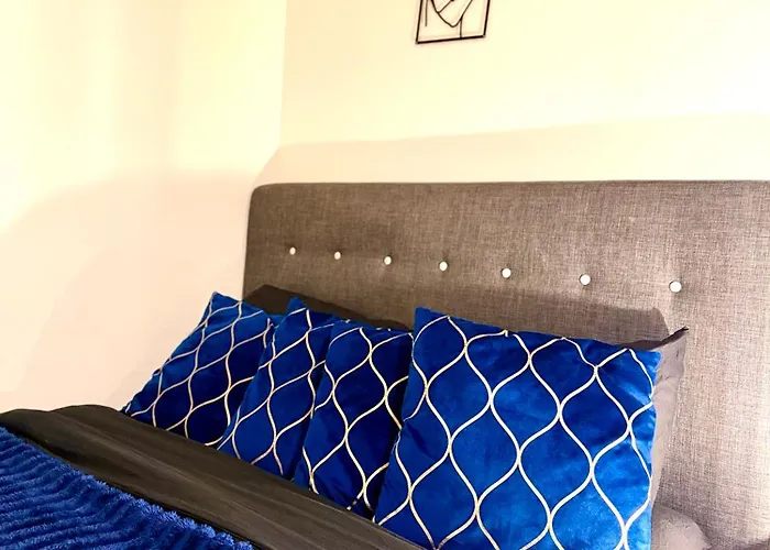 Lux High-rise Two Bed-balcony With Waterside View *