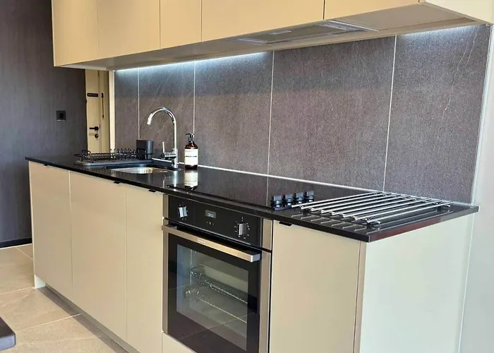 Boutique Centre Apartment, Balcony, Parking דירה *