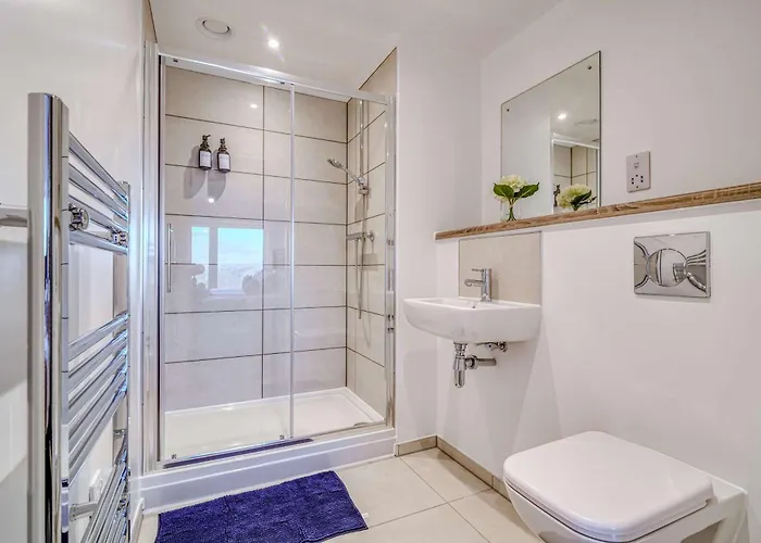 Appartamento 2-br Flat - & Town Centre View -1 Minute To Train & Tram Station - Sleeps 5 Manchester