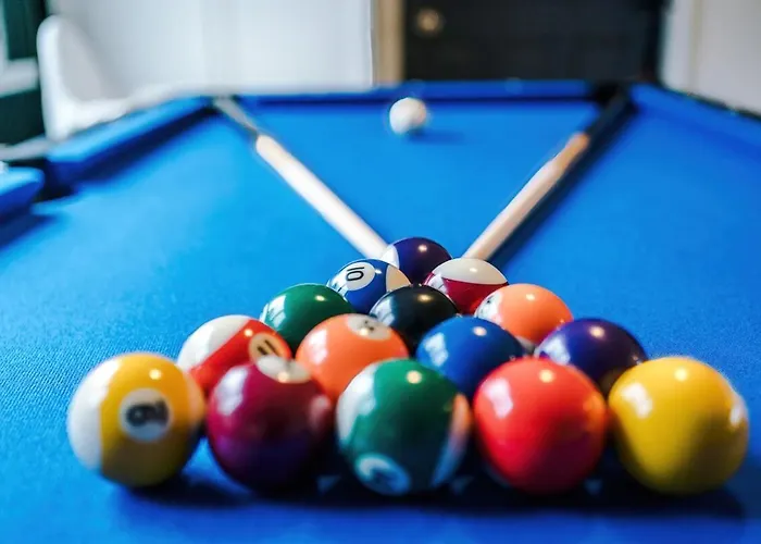 Stylish Home, Sleeps 7, Pool Table, Free Parking, Free Wi-fi, Full Kitchen, Perfect For Groups *