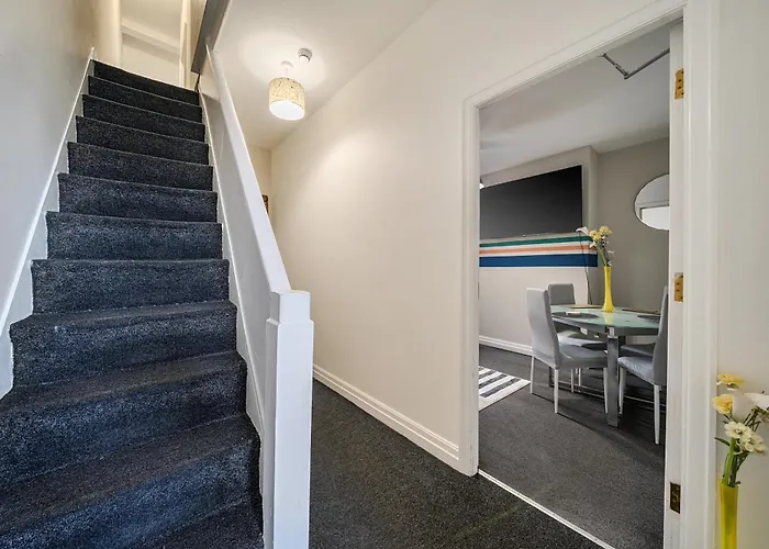 Six Bedroom Group Near Mediacityuk With Garden And Lockbox Check In * Manchester