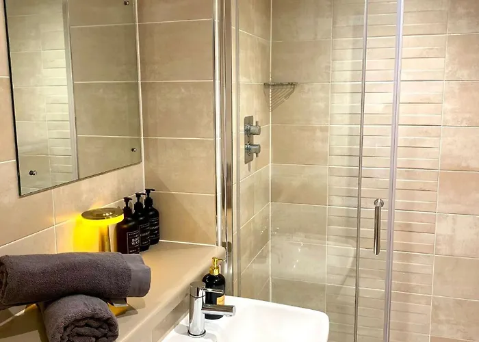 Lux High-rise Two Bed-balcony With Waterside View *