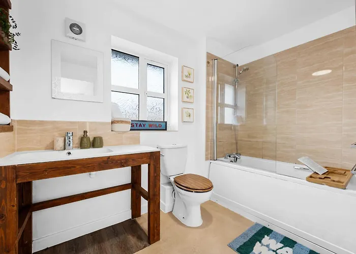 15 Mins To Centre! Sleeps 7, Free Parking, Wi-fi & Garden *