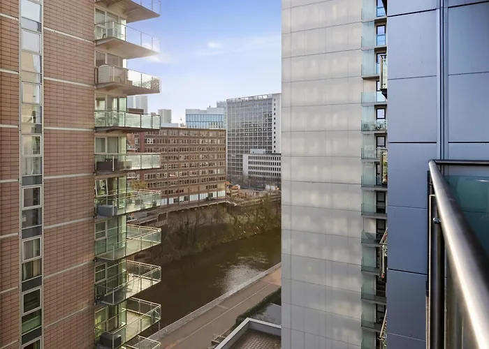 Centre 1b With Free Private Parking & Balcony Apartmán *