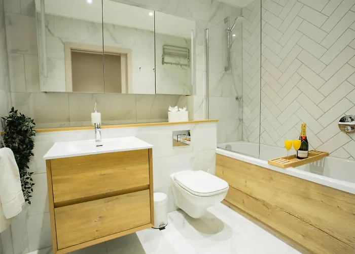 Spacious 3-bed Retreat - Modern & Super Apartment