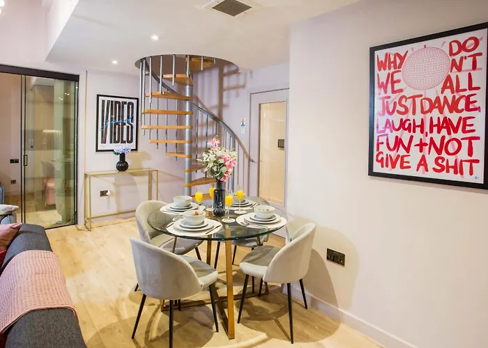 Spacious 3-bed Retreat - Modern & Super Apartment *