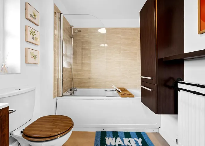 15 Mins To Centre! Sleeps 7, Free Parking, Wi-fi & Garden * Manchester