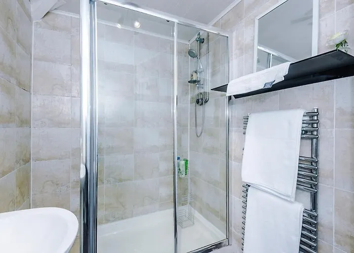 Stylish Home, Sleeps 7, Pool Table, Free Parking, Free Wi-fi, Full Kitchen, Perfect For Groups Apartment Manchester