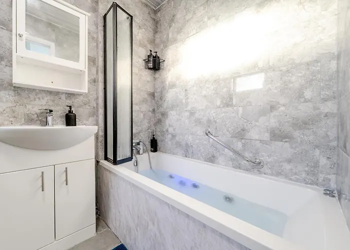 Stylish Urban Escape With Free Parking In