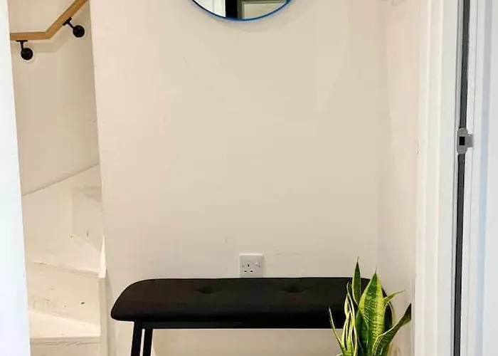 3 Bedroom Penthouse Roof Garden Parking Canal Apartment