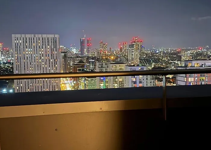 Panoramic Views Elegant 2br, 2 Min To Metro مانشستر