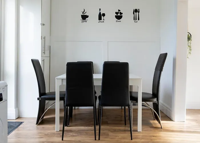 Free Parking, Large House For Contractors & Families, Sleeps 6, 15mins To Centre