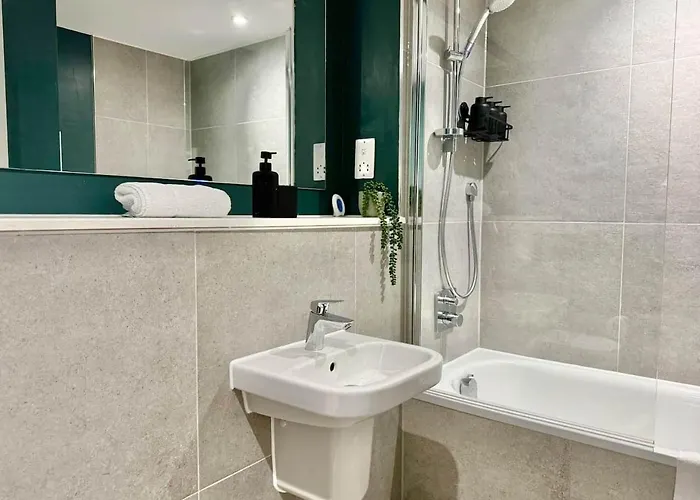 3 Bedroom Penthouse Roof Garden Parking Canal *