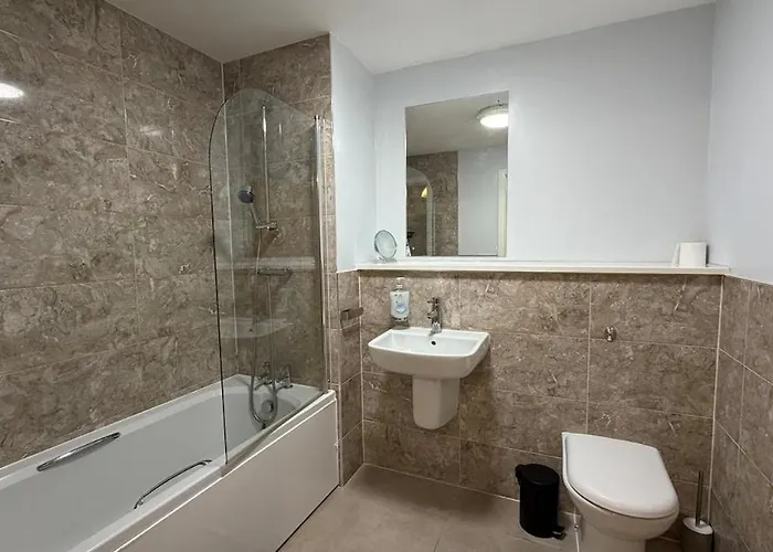 Luxury 5 Bed Centre *